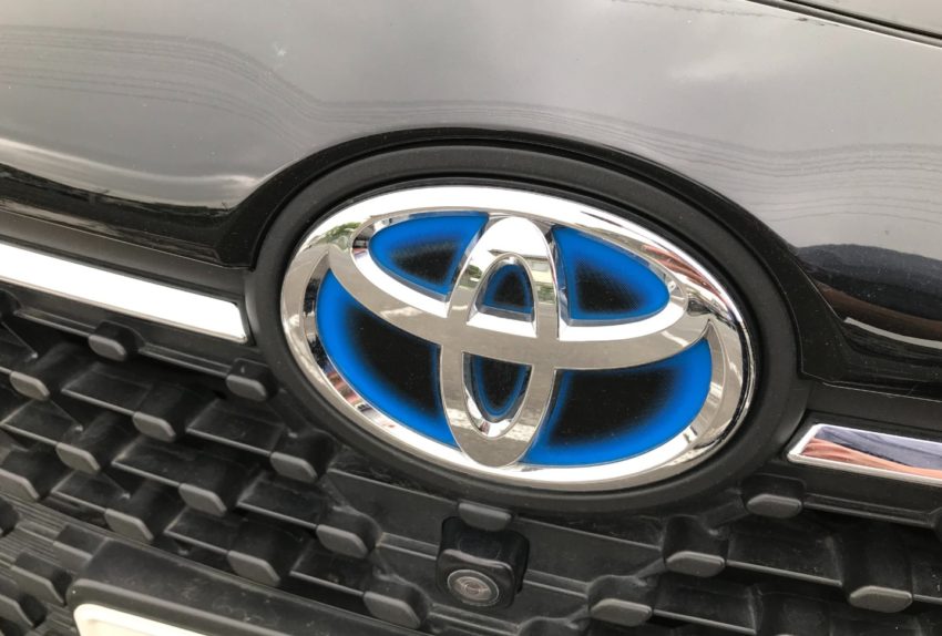トヨタのハイブリッド車のエンブレム画像
