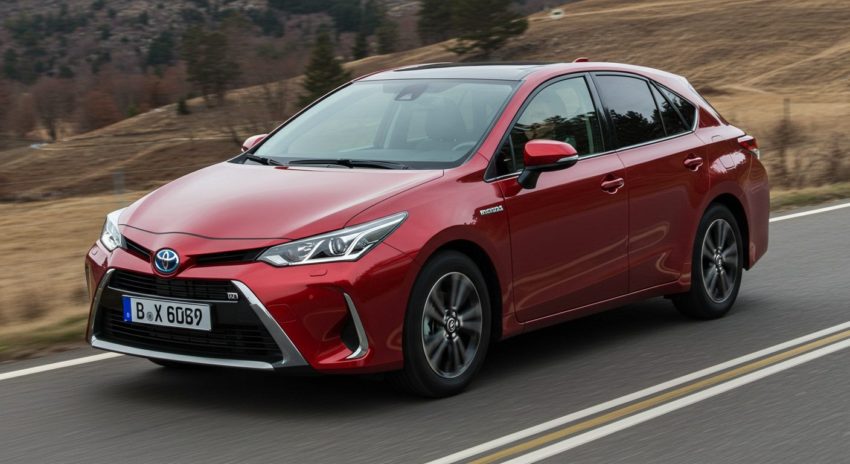 赤いハイブリッド車が走っている画像