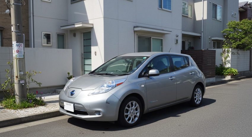 東京都内の現代的な住宅前に停められた中古の電気自動車（昼間）