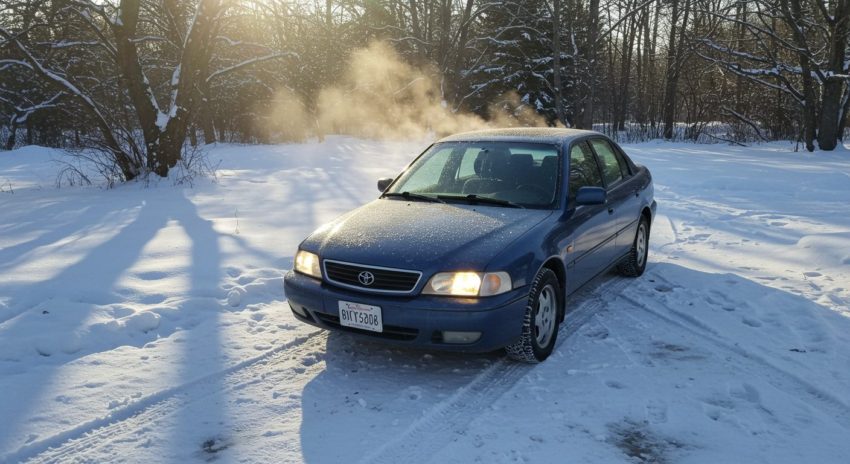 冬にエンジンを暖めようと暖機運転をする車の画像