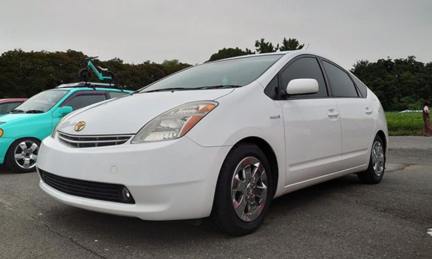 白色のプリウス20系の画像