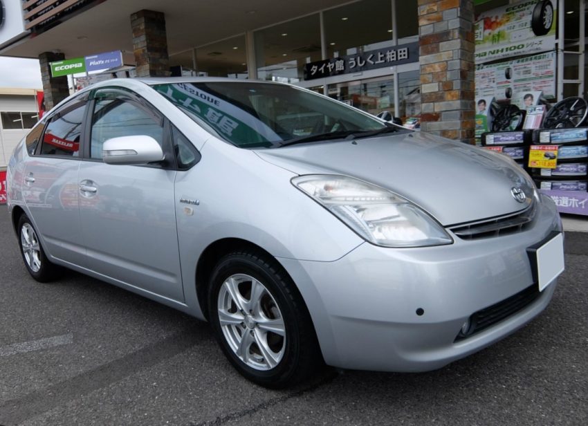 シルバー色のプリウス20系の画像