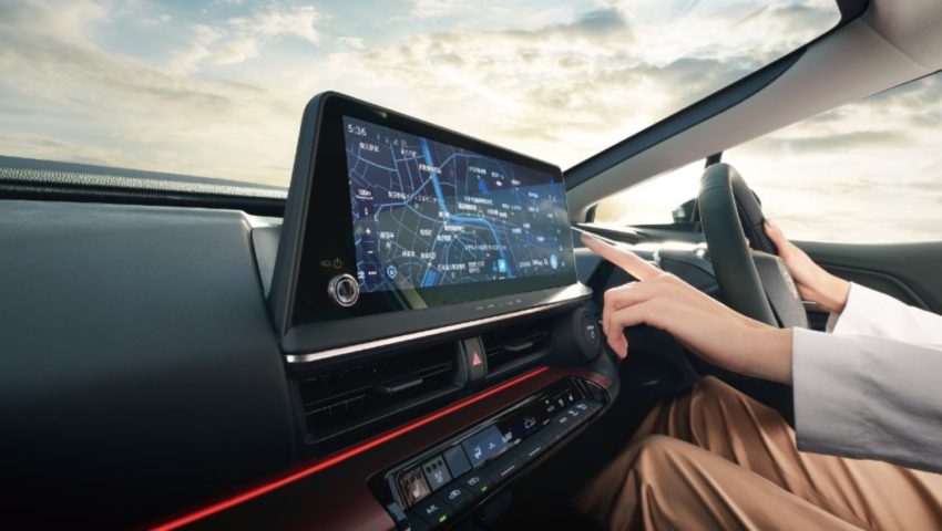 液晶パネルを操作しながら運転している画像