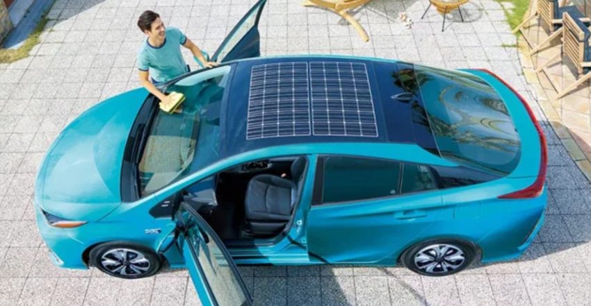 プリウス50系ソーラーパネルがついた車を洗車する画像