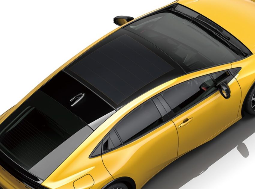 ソーラーパネルが着いた黄色の現行プリウス60系の画像