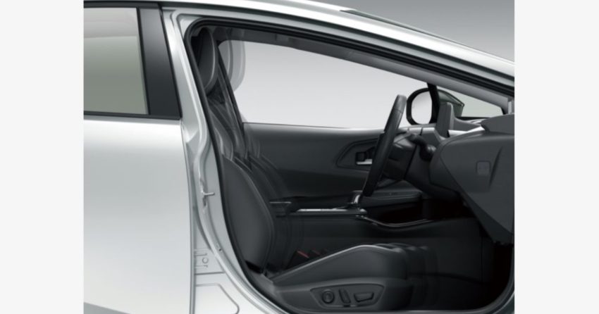 現行プリウス60系の前ドアを開けた画像