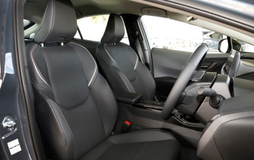 現行プリウス60系の前席の画像