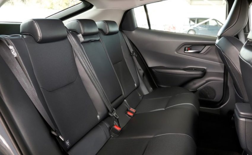 現行プリウス60系の後席画像