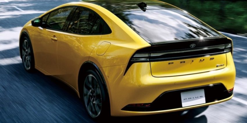 黄色の現行プリウス60系が走っている画像