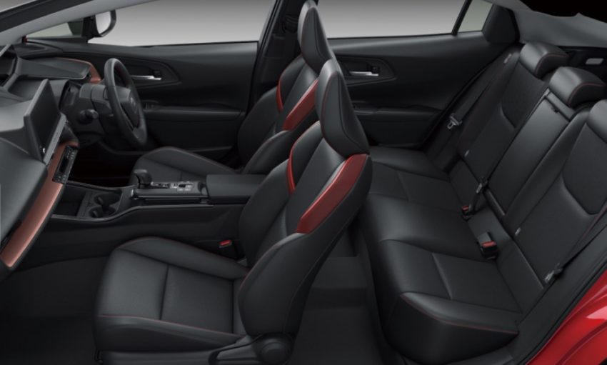 現行プリウス60系の運転席と後席の画像