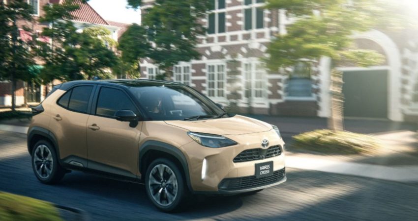 ヤリスクロスが街中を走っている画像