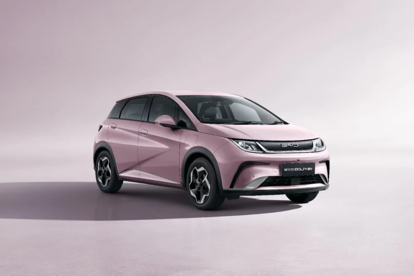 ピンク色のBYDドルフィンの画像