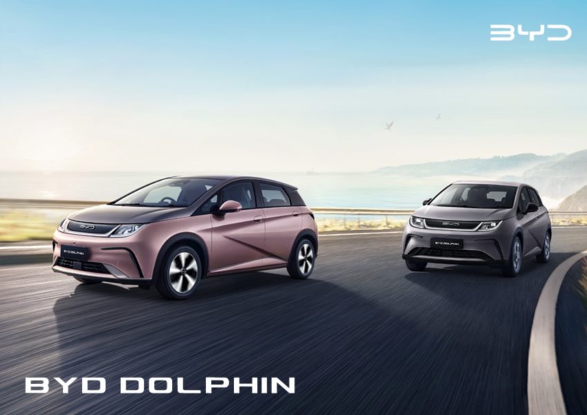 BYDドルフィンが2台で走っている画像